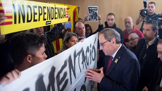 Imagen de Torra hablando con los CDR antes de intervenir en un acto en Sabadell Imagen de Torra hablando con los CDR antes de intervenir en un acto en Sabadell