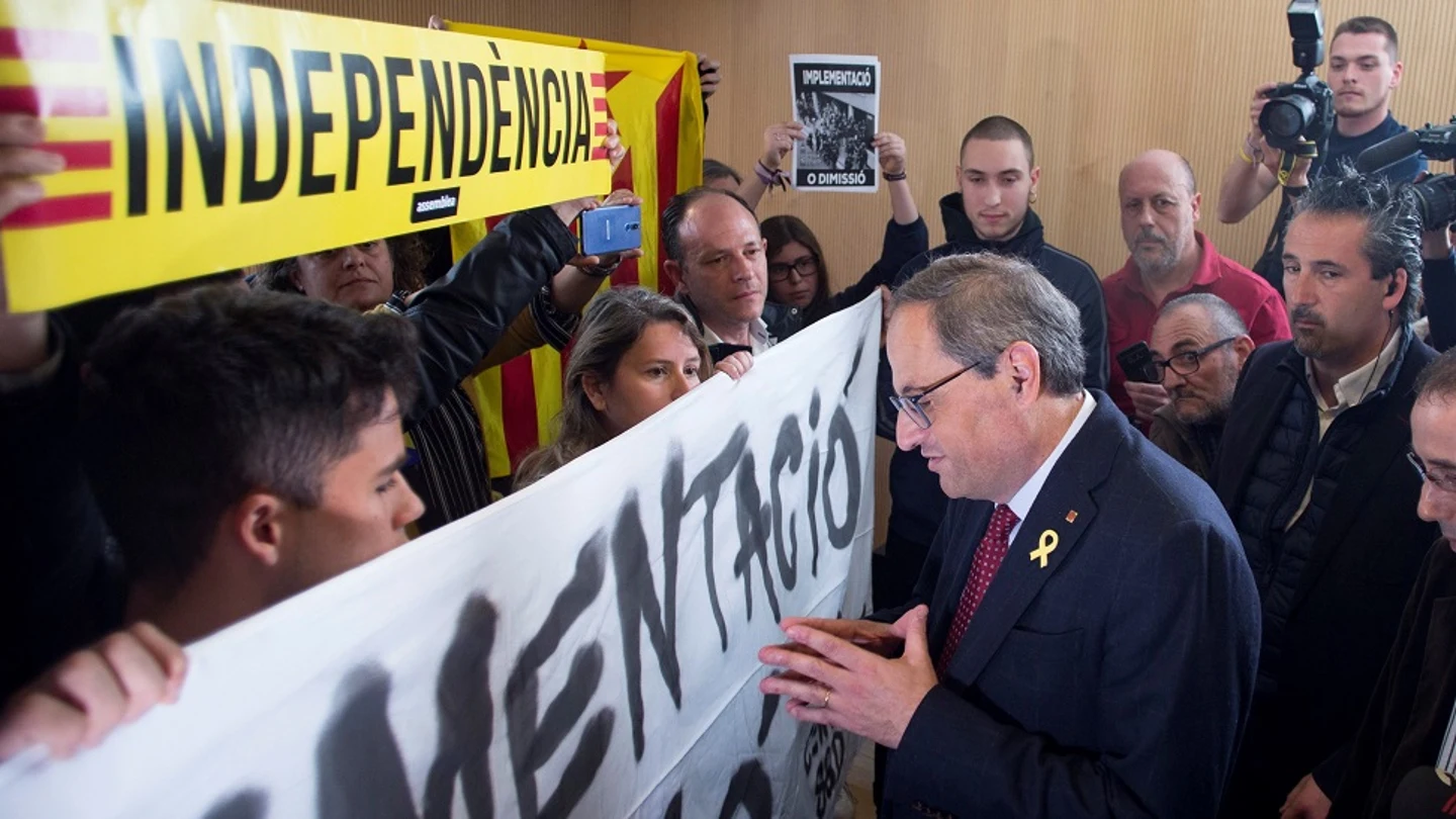 Imagen de Torra hablando con los CDR antes de intervenir en un acto en Sabadell Imagen de Torra hablando con los CDR antes de intervenir en un acto en Sabadell