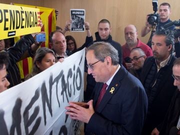 Imagen de Torra hablando con los CDR antes de intervenir en un acto en Sabadell Imagen de Torra hablando con los CDR antes de intervenir en un acto en Sabadell