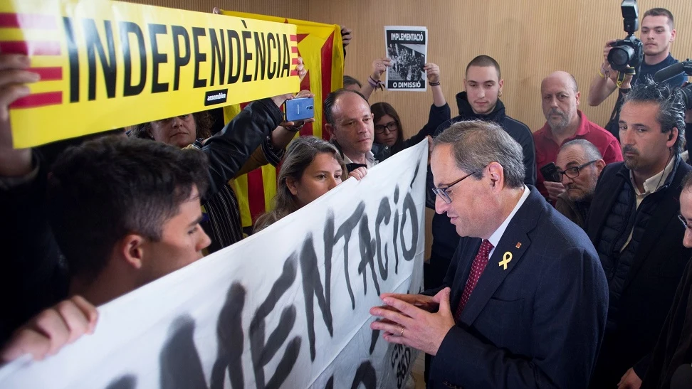 Imagen de Torra hablando con los CDR antes de intervenir en un acto en Sabadell