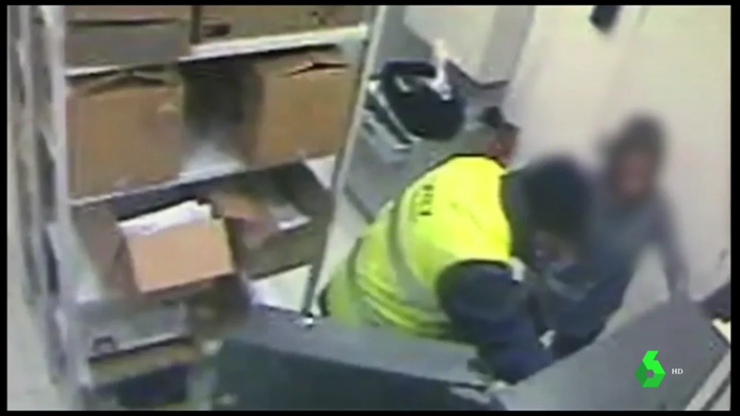 Imagen de un anciano robando en un banco Imagen de un anciano robando en un banco