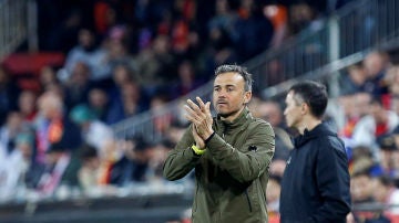 Luis Enrique aplaude una acción en un partido