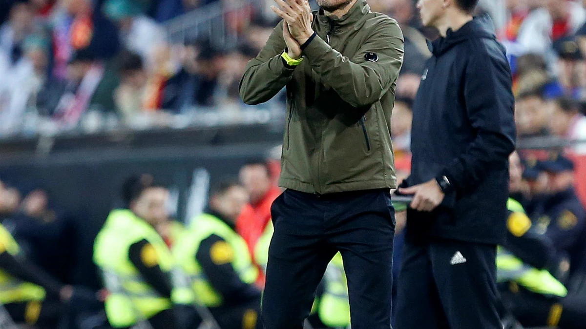 Luis Enrique aplaude una acción en un partido