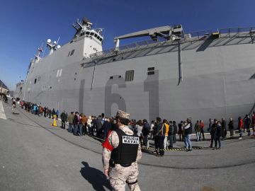 Imagen de las largas colas en Getxo para ver el portaaviones 'Juan Carlos I' Imagen de las largas colas en Getxo para ver el portaaviones 'Juan Carlos I'
