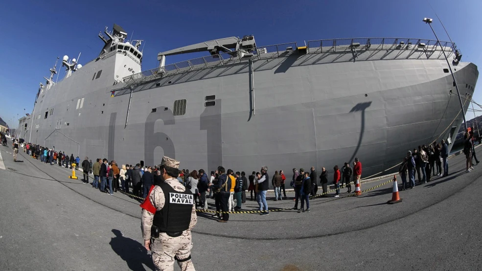 Imagen de las largas colas en Getxo para ver el portaaviones 'Juan Carlos I'