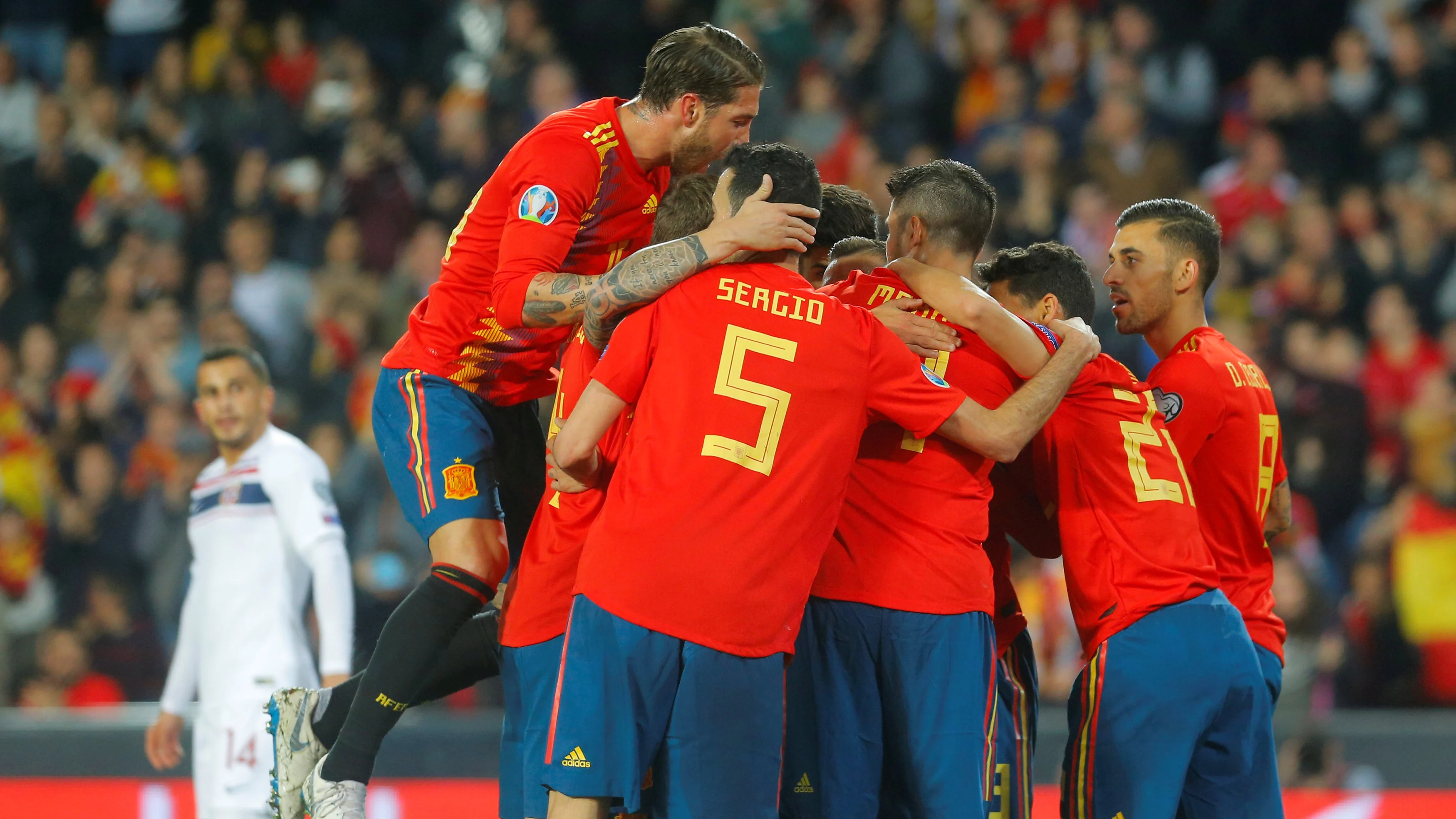 Los jugadores de España celebra el 1-0 ante Noruega