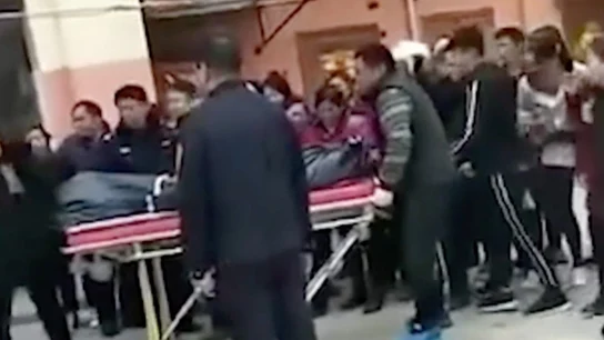 El cuerpo de Yang es trasladado por la Policía. El cuerpo de Yang es trasladado por la Policía.