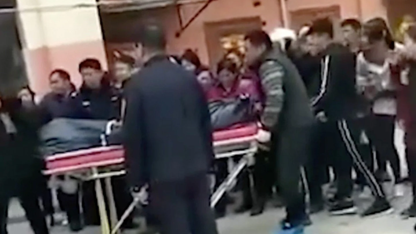 El cuerpo de Yang es trasladado por la Policía. El cuerpo de Yang es trasladado por la Policía.