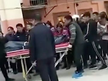 El cuerpo de Yang es trasladado por la Policía. El cuerpo de Yang es trasladado por la Policía.