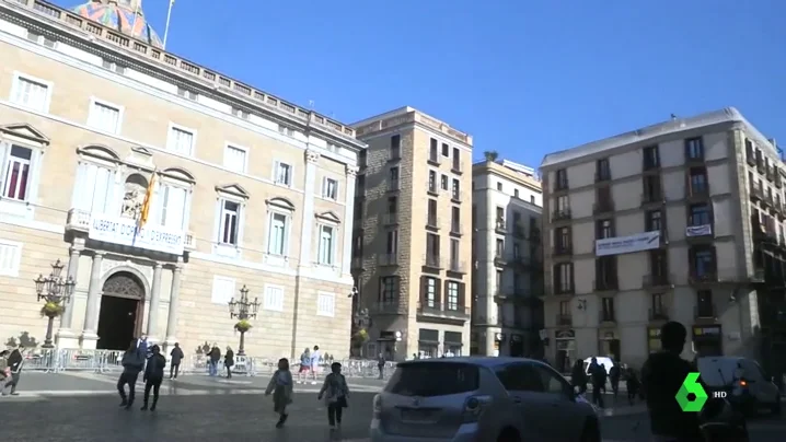 Pancarta en el edificio de al lado de la Generalitat