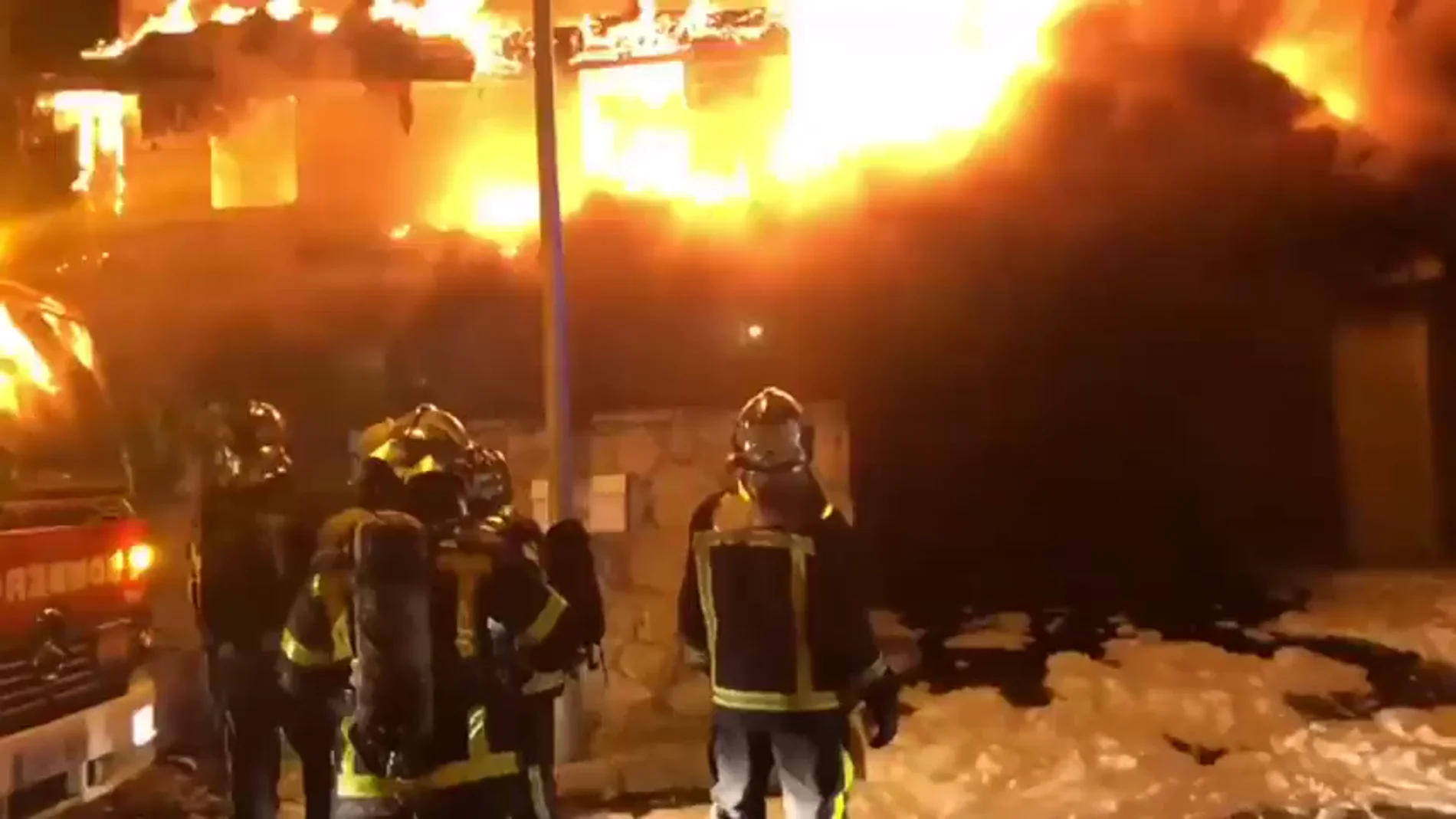 Hasta ocho dotaciones de Bomberos intervienen en el incendio de una casa en Becerril de la Sierra, Madrid