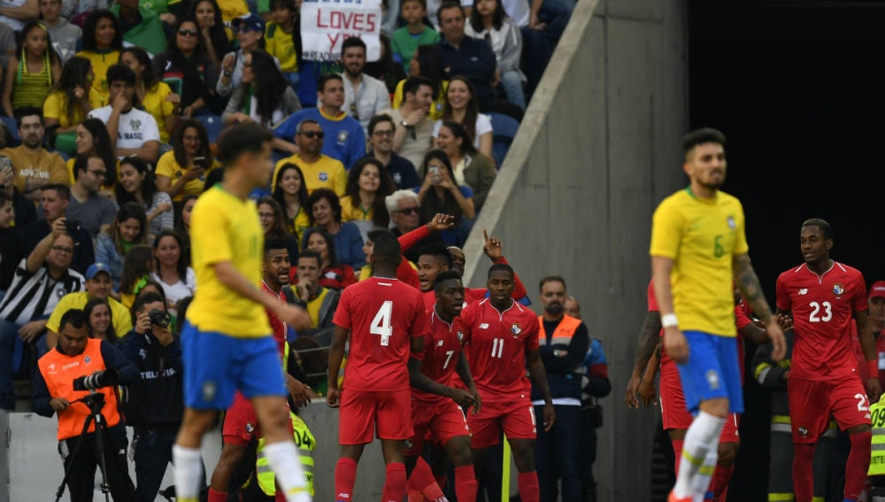 Panamá celebra un gol ante Brasil