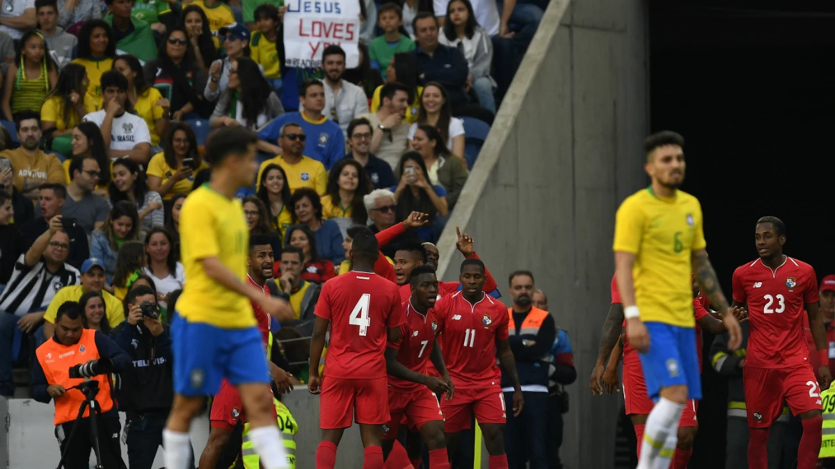 Panamá celebra un gol ante Brasil