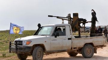 Soldados de las Fuerzas de Siria Democrática (FSD) toman posiciones cerca de la localidad de Baghouz town