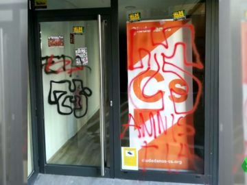 Ciudadanos denuncia las pintadas en su sede de Pamplona Ciudadanos denuncia las pintadas en su sede de Pamplona