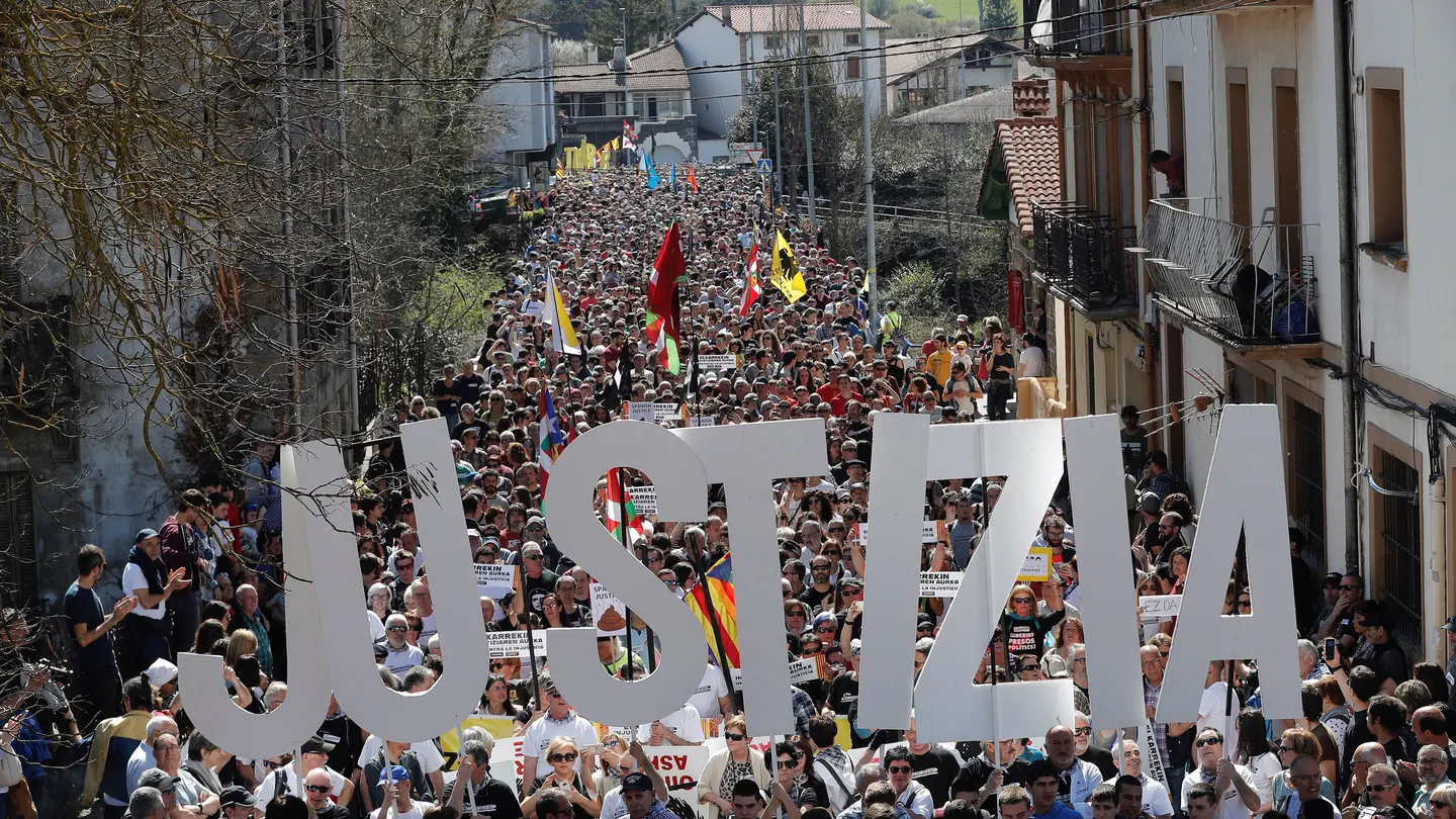 Miles de personas se manifiestan en Alsasua, Pamplona, por la sentencia que condena a ocho jóvenes por agresión a dos guardias civiles y sus parejas. Miles de personas se manifiestan en Alsasua, Pamplona, por la sentencia que condena a ocho jóvenes por agresión a dos guardias civiles y sus parejas.