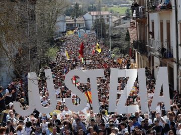 Miles de personas se manifiestan en Alsasua, Pamplona, por la sentencia que condena a ocho jóvenes por agresión a dos guardias civiles y sus parejas. Miles de personas se manifiestan en Alsasua, Pamplona, por la sentencia que condena a ocho jóvenes por agresión a dos guardias civiles y sus parejas.