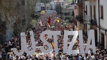 Miles de personas se manifiestan en Alsasua, Pamplona, por la sentencia que condena a ocho jóvenes por agresión a dos guardias civiles y sus parejas.