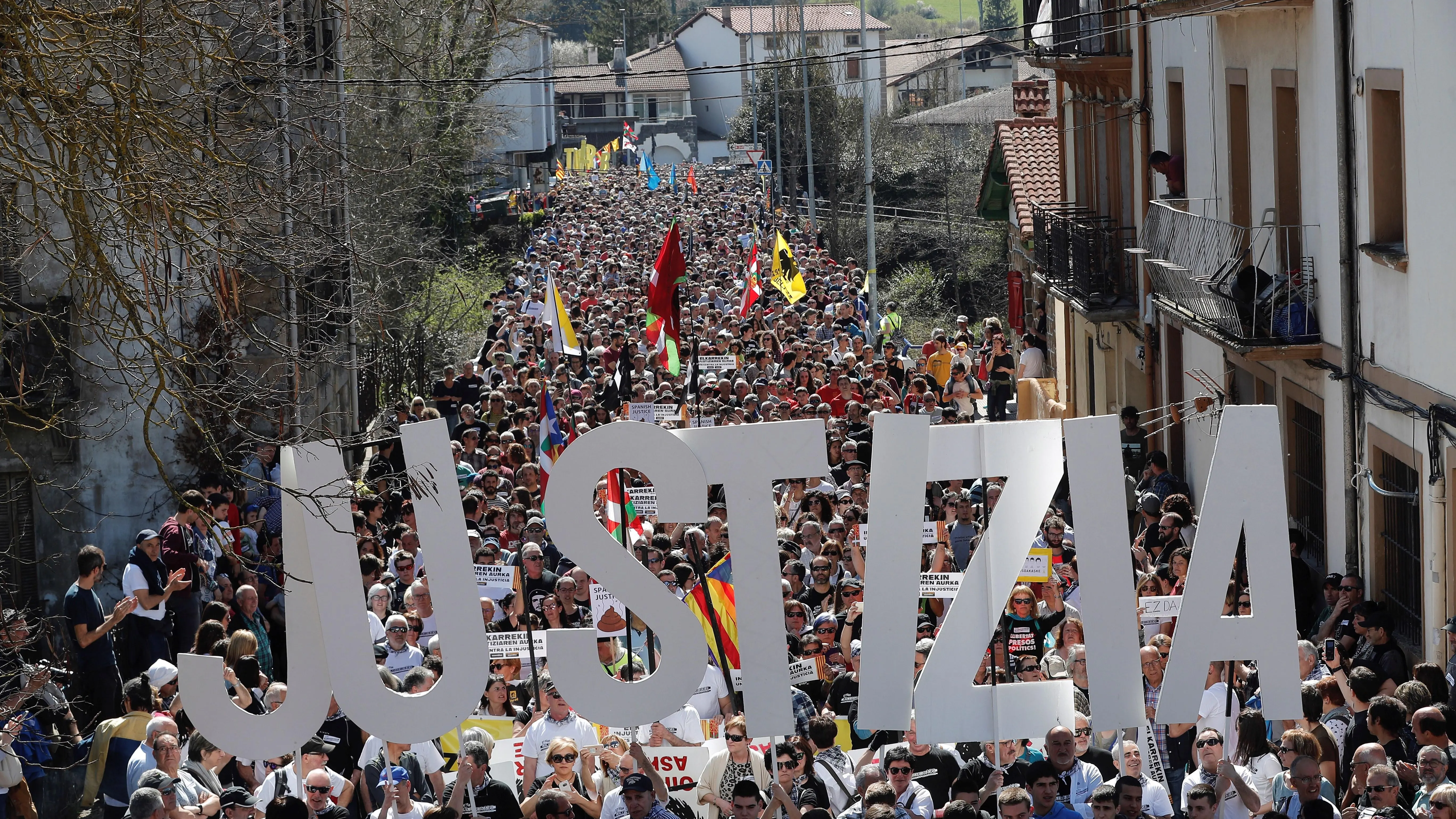 Miles de personas se manifiestan en Alsasua, Pamplona, por la sentencia que condena a ocho jóvenes por agresión a dos guardias civiles y sus parejas.