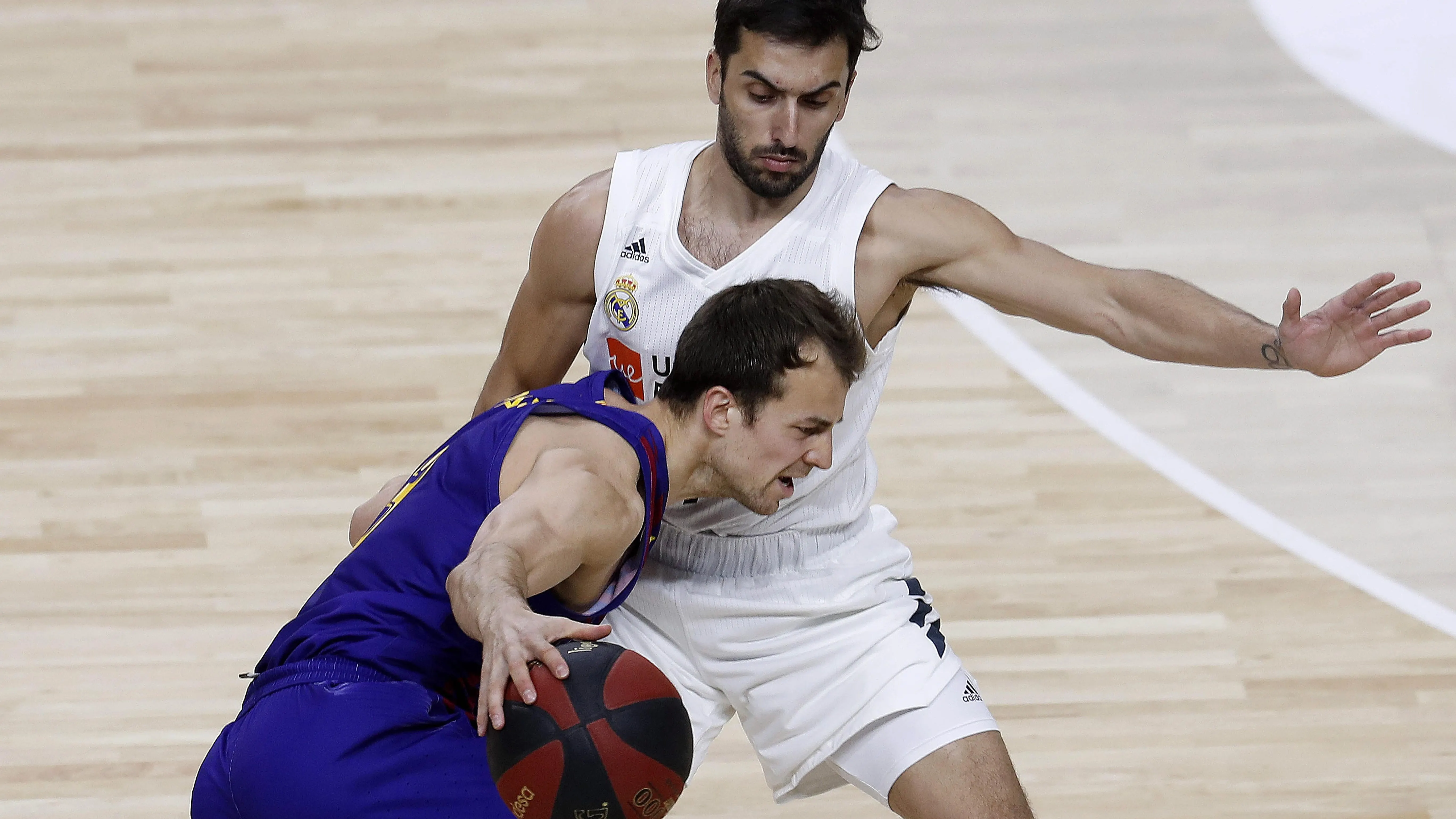 Kevin Pangos, con el balón ante la defensa del jugador Facundo Campazzo