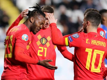 Hazard y Batshuayi celebran un gol Hazard y Batshuayi celebran un gol