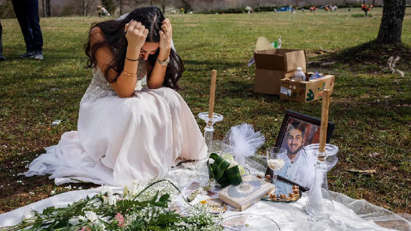 Asesinan a su novio tres semanas antes de casarse con él y visita su tumba vestida de novia el día de la boda Asesinan a su novio tres semanas antes de casarse con él y visita su tumba vestida de novia el día de la boda