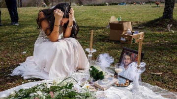 Asesinan a su novio tres semanas antes de casarse con él y visita su tumba vestida de novia el día de la boda