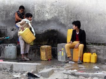 Dos niños yemeníes recogen agua de una fuente en Saná, Yemen. Dos niños yemeníes recogen agua de una fuente en Saná, Yemen.