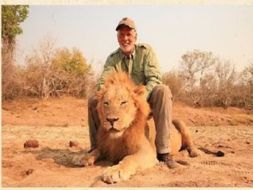 Imagen del cazador que la protectora de animales colgó en su Twitter Imagen del cazador que la protectora de animales colgó en su Twitter