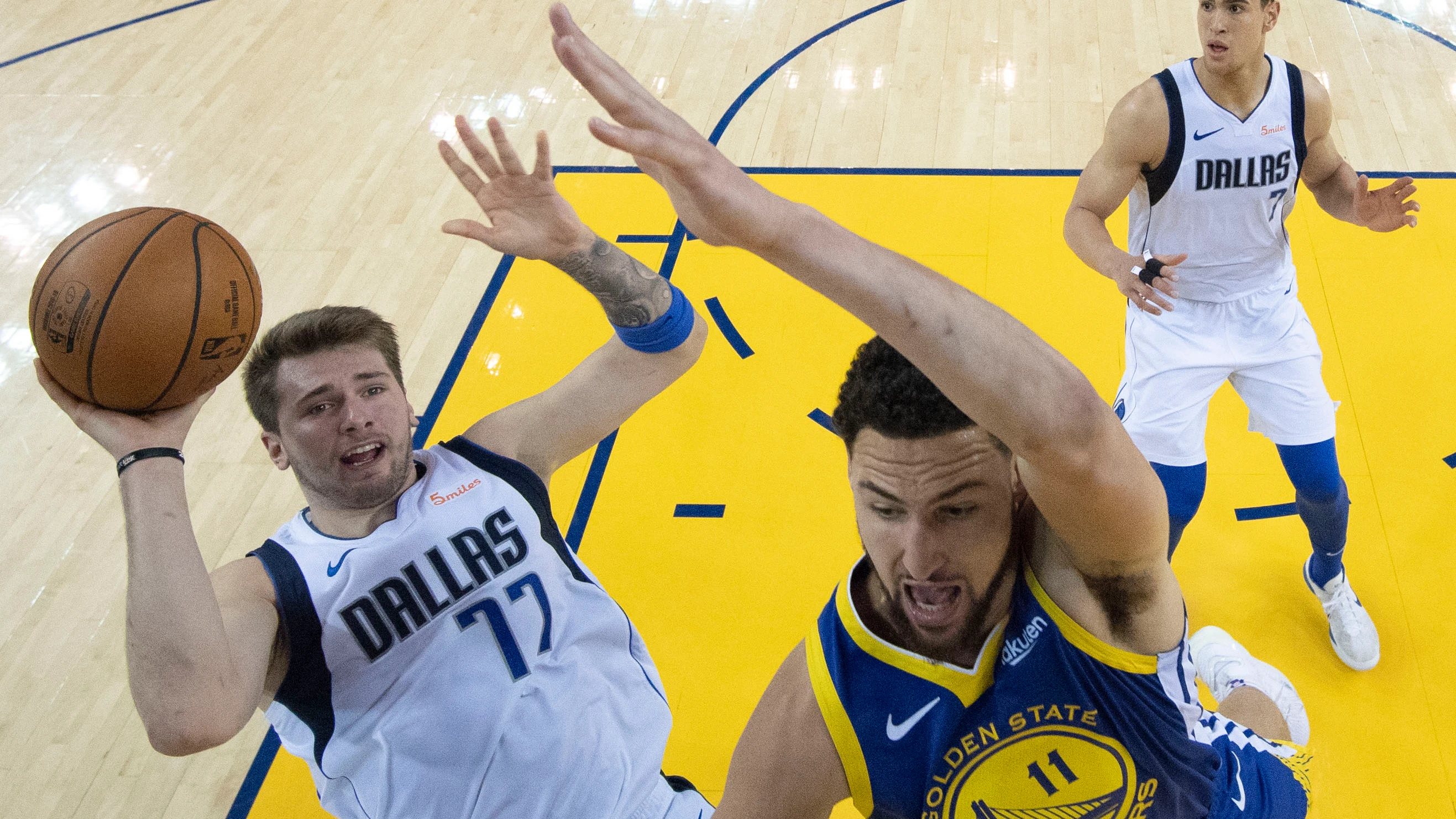 Luka Doncic, en acción ante los Warriors