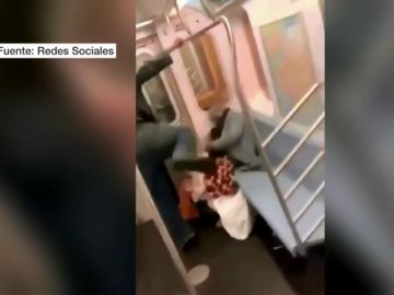 Detienen al hombre que agredió brutalmente a una anciana de 78 en el metro de Nueva York Detienen al hombre que agredió brutalmente a una anciana de 78 en el metro de Nueva York
