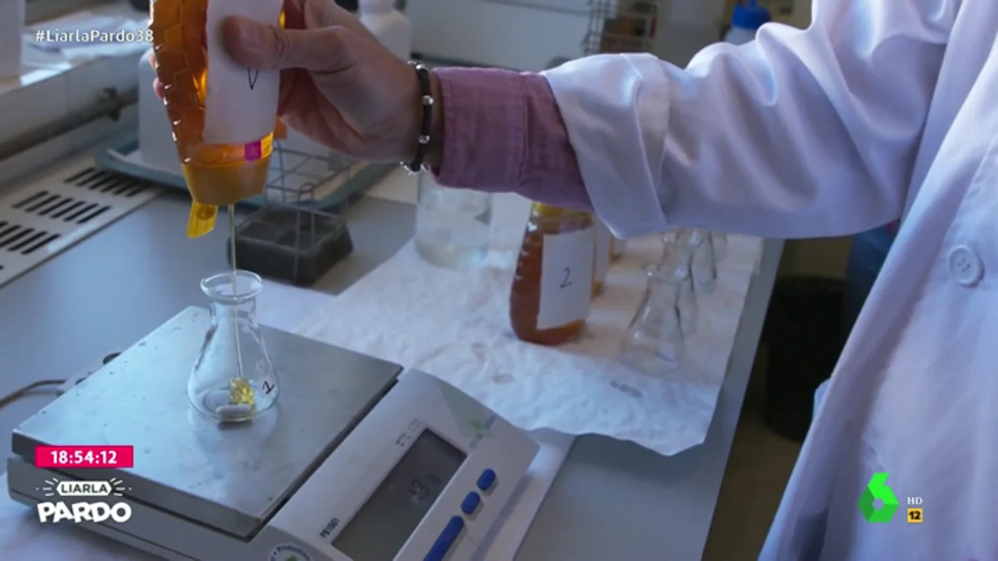 ¿Cómo diferenciar la miel pura de la adulterada?: se cristaliza, es más cara y posee un color característico ¿Cómo diferenciar la miel pura de la adulterada?: se cristaliza, es más cara y posee un color característico
