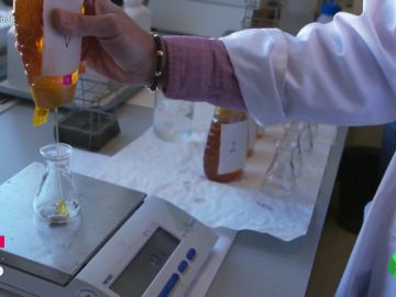 ¿Cómo diferenciar la miel pura de la adulterada?: se cristaliza, es más cara y posee un color característico ¿Cómo diferenciar la miel pura de la adulterada?: se cristaliza, es más cara y posee un color característico