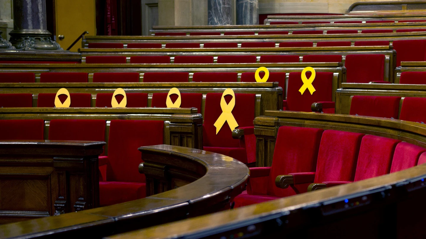 Aspecto del hemiciclo del Parlament de Cataluña, con lazos amarillos en los escaños de los diputados encarcelados Aspecto del hemiciclo del Parlament de Cataluña, con lazos amarillos en los escaños de los diputados encarcelados
