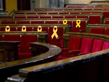 Aspecto del hemiciclo del Parlament de Cataluña, con lazos amarillos en los escaños de los diputados encarcelados Aspecto del hemiciclo del Parlament de Cataluña, con lazos amarillos en los escaños de los diputados encarcelados