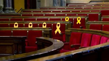 Aspecto del hemiciclo del Parlament de Cataluña, con lazos amarillos en los escaños de los diputados encarcelados