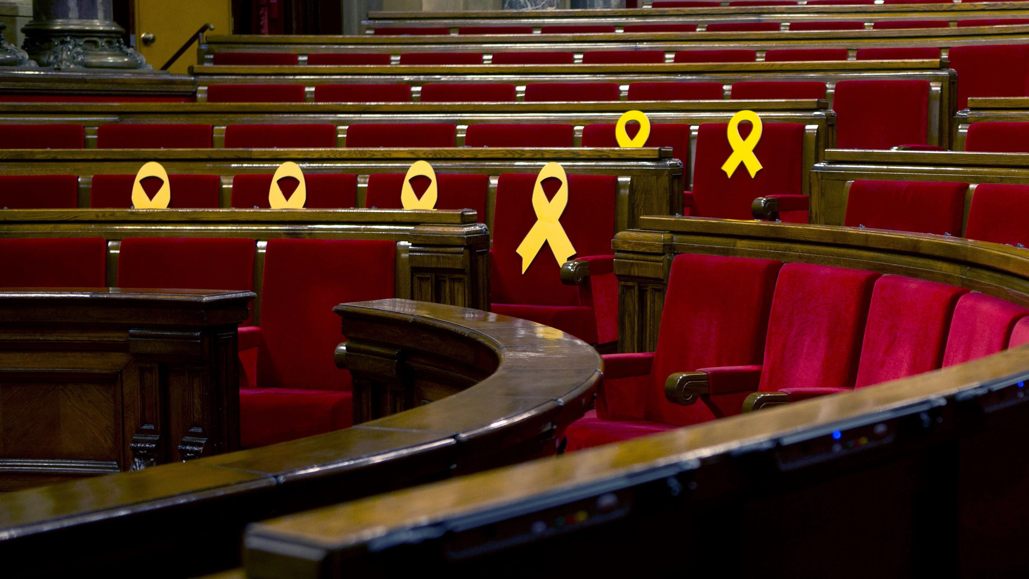 Aspecto del hemiciclo del Parlament de Cataluña, con lazos amarillos en los escaños de los diputados encarcelados