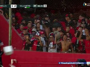 Los aficionados del Newell's Old Boys atacan a la policía...¡e incluso les lanzan un inodoro! Los aficionados del Newell's Old Boys atacan a la policía...¡e incluso les lanzan un inodoro!