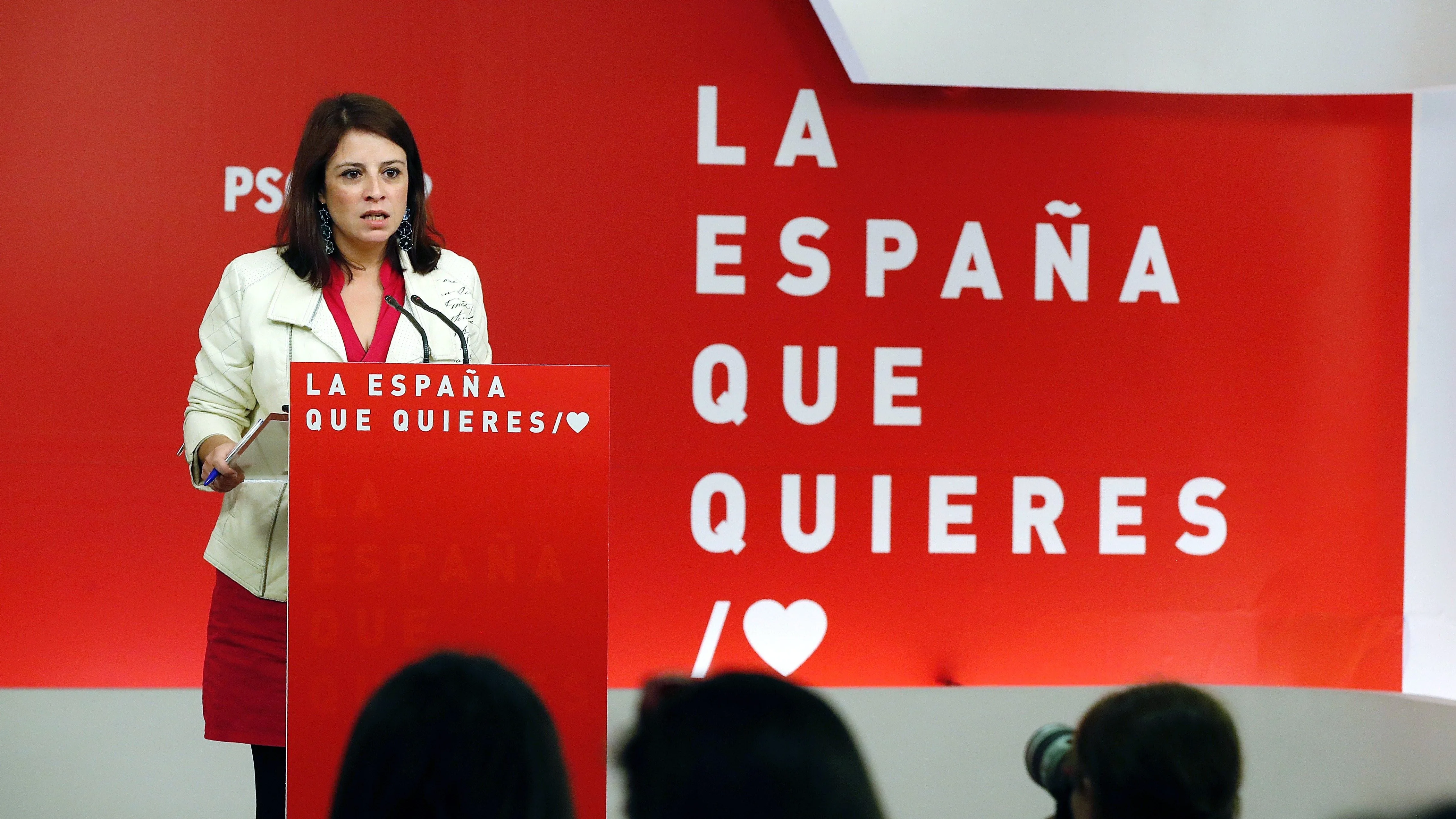 La vicesecretaria del PSOE, Adriana Lastra , durante la rueda de prensa esta mañana en la sede en Ferraz