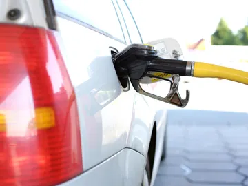 Imagen de archivo de un coche en una gasolinera. Imagen de archivo de un coche en una gasolinera.