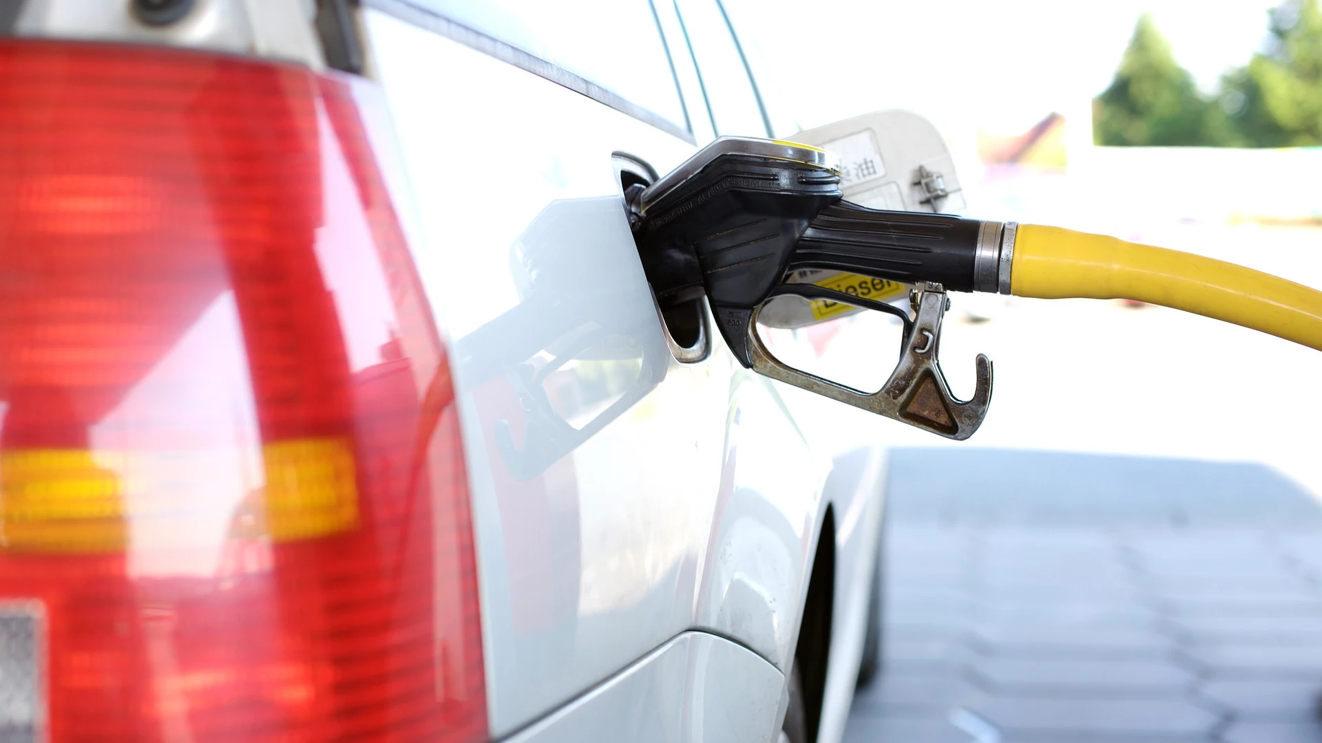 Imagen de archivo de un coche en una gasolinera.