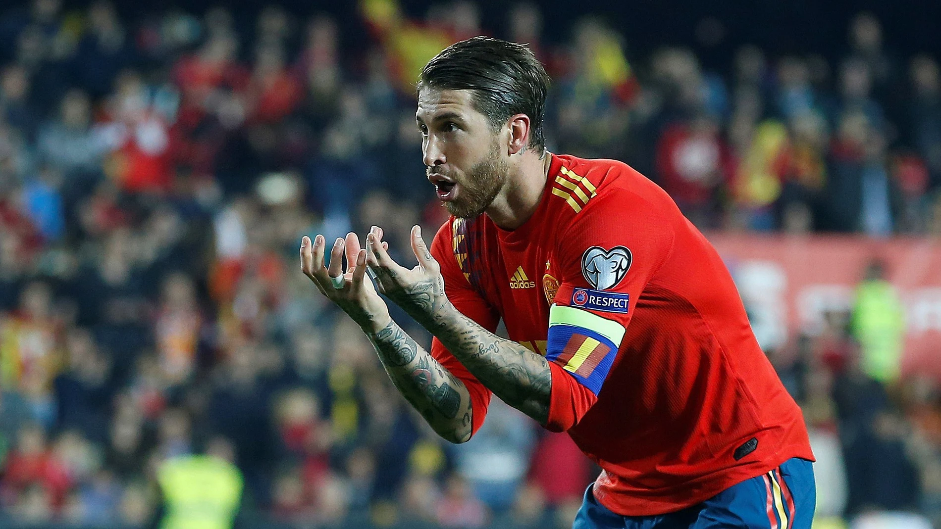 Sergio Ramos celebra un gol con la selección española