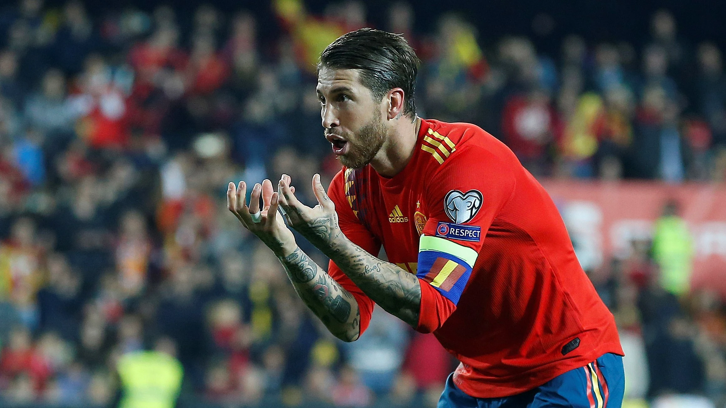 Sergio Ramos celebra un gol con la selección española