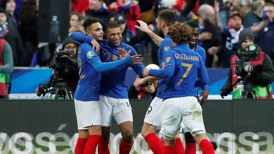 Los jugadores de Francia celebran el gol de Mbapp&eacute;