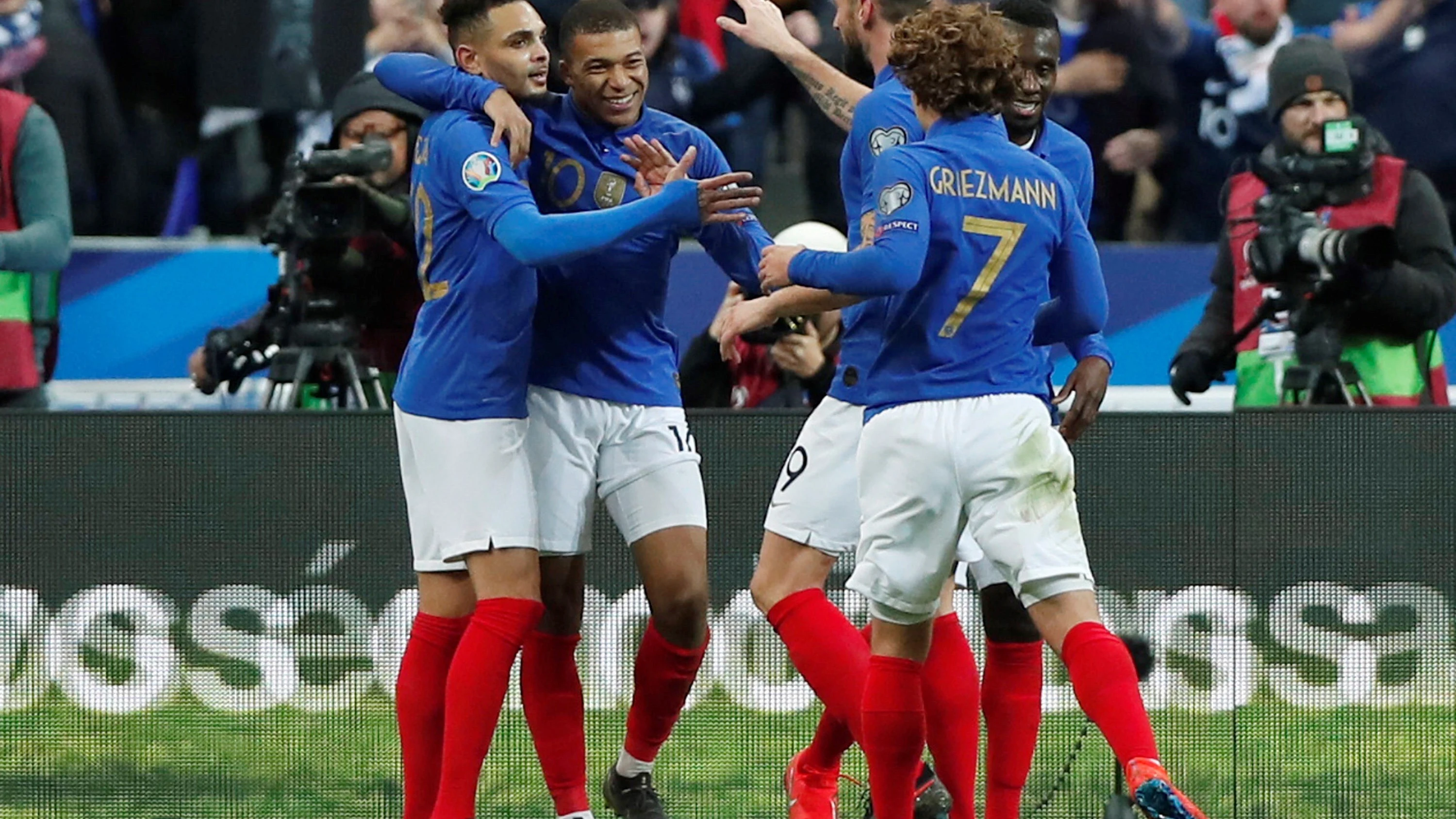 Los jugadores de Francia celebran el gol de Mbappé