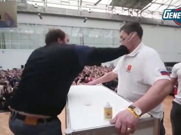 La descacharrante narración del 'torneo de hostias entre rusos': "¡Lo ha matado, dadle ya la copa!" La descacharrante narración del 'torneo de hostias entre rusos': "¡Lo ha matado, dadle ya la copa!"