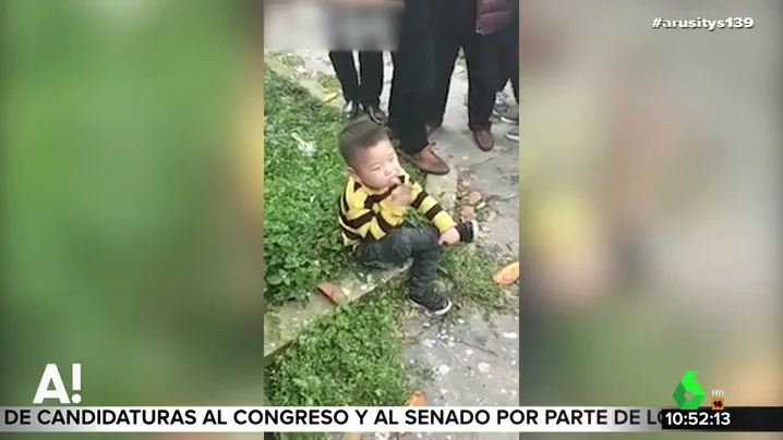 Indignantes imágenes: graban a un niño pequeño fumando un cigarro