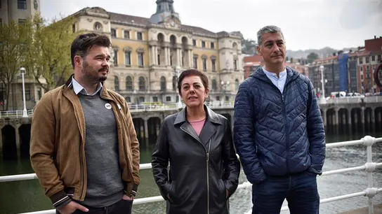 El candidato de ERC, Gabriel Rufián, con los de Bildu por Bizkaia y Gipuzkoa, Oskar Matute y Mertxe Aizpurua El candidato de ERC, Gabriel Rufián, con los de Bildu por Bizkaia y Gipuzkoa, Oskar Matute y Mertxe Aizpurua