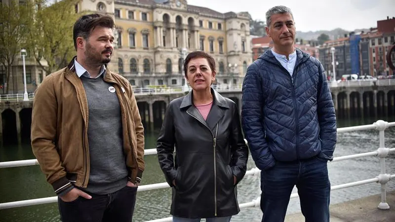 El candidato de ERC, Gabriel Rufián, con los de Bildu por Bizkaia y Gipuzkoa, Oskar Matute y Mertxe Aizpurua