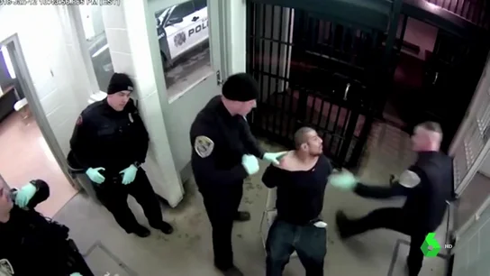 Encausan a dos policías por brutalidad policial tras propinar patadas y puñetazos a un detenido en Indiana Encausan a dos policías por brutalidad policial tras propinar patadas y puñetazos a un detenido en Indiana